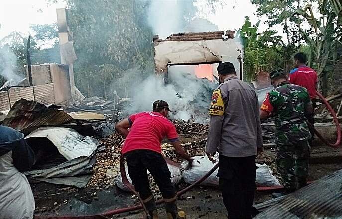 Petugas BPBD dan Damkar Situbondo dibantu TNI dan Polri membersihkan puing-puing dua bangunan terbakar di Desa Kalimas, Kecamatan Besuki, Situbondo.(Foto: BPBD Situbondo)