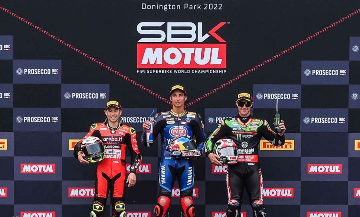 Toprak Razgatlioglu berhasil menguasai podium juara 1 selama tiga race WSBK di Donington Park. (Foto: Istimewa)