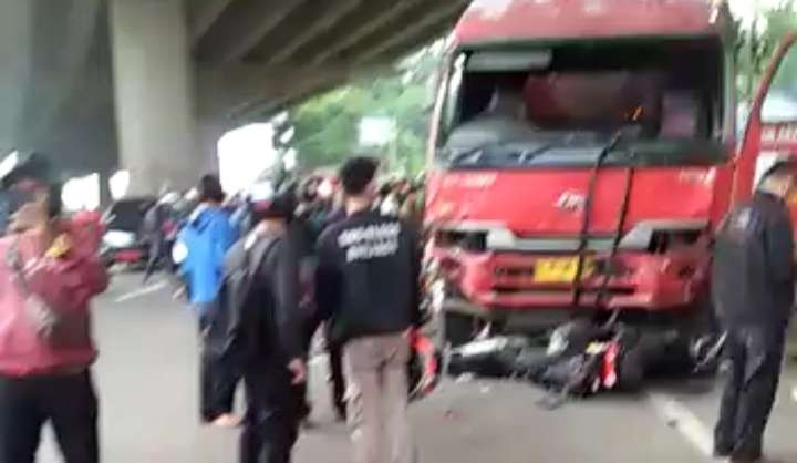 Truk berlogo Pertamina diduga penyebab terjadinya kecelakaan beruntun di Cibubur yang menewaskan 11 orang. (Foto: Istimewa)