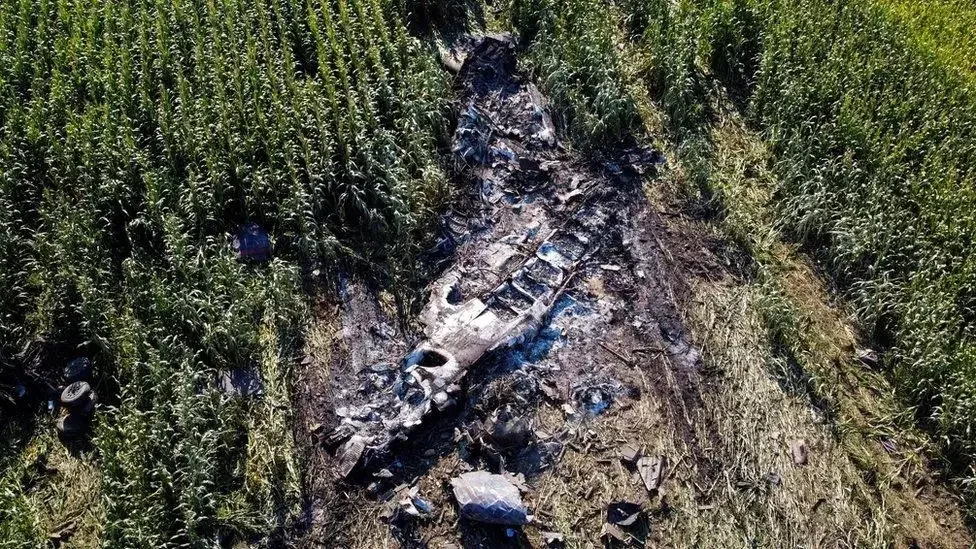 Pesawat kargo berisi 12 ton bahan berbahaya dengan sebagian besar mudah meledak. Tampak, puing-puing pesawat kargo yang jatuh di Kavala, Yunani Utara (Foto: BBC)