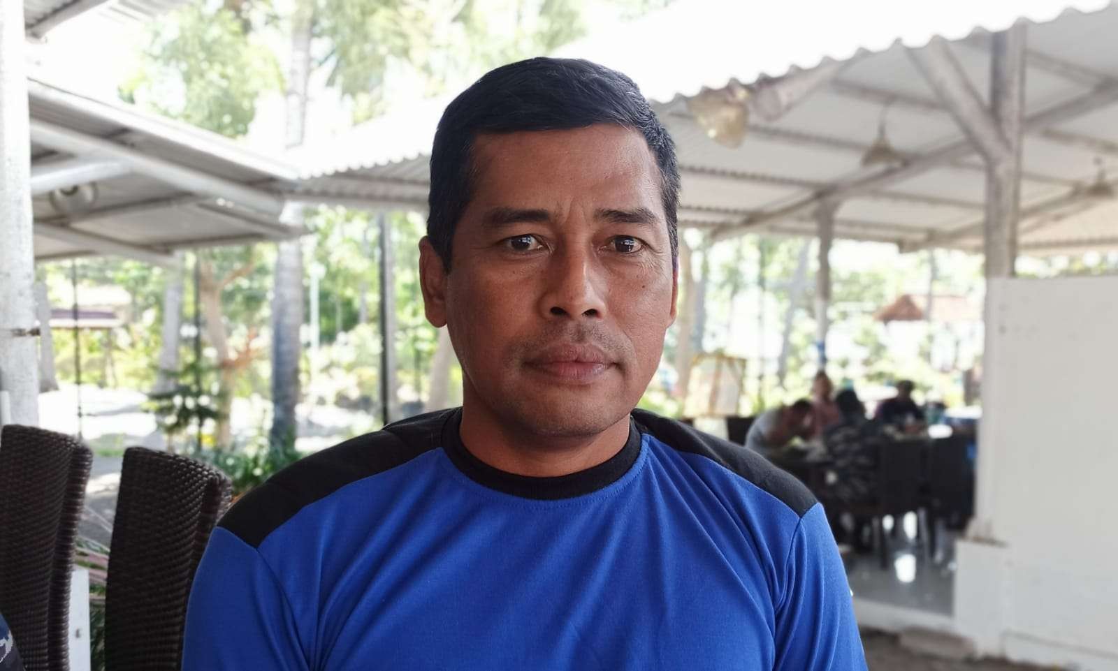 Ketua Asosiasi Pokdarwis Banyuwangi, Abdul Azis membeberkan abrasi mengancam sejumlah destinasi wisata pantai. (Foto: Muh Hujaini/Ngopibareng.id)