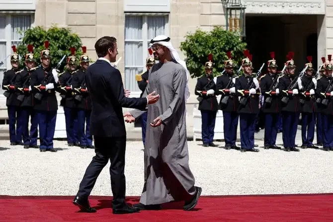 Presiden Prancis Emmanuel Macron menyambut Presiden UEA Sheikh Mohamed bin Zayed Al-Nahyan saat ia tiba untuk pertemuan di Istana Elysee di Paris. (Foto: Reuters)