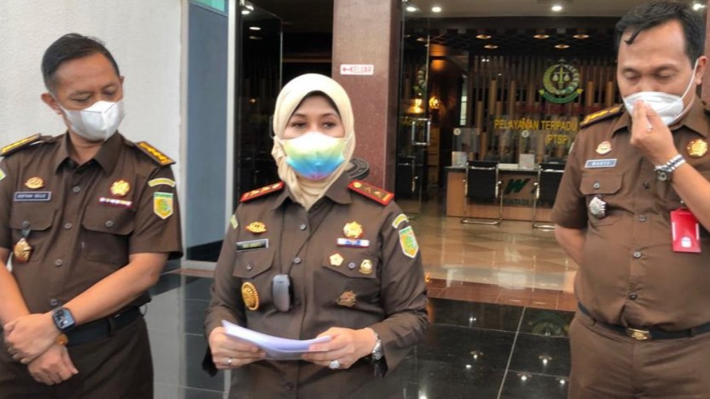 Kepala Kejati Jatim, Mia Amiati saat jelaskan tuntutan kepada terdakwa pelecehan seksual SMA SPI Batu (Foto: Andhi Dwi/Ngopibareng.id)