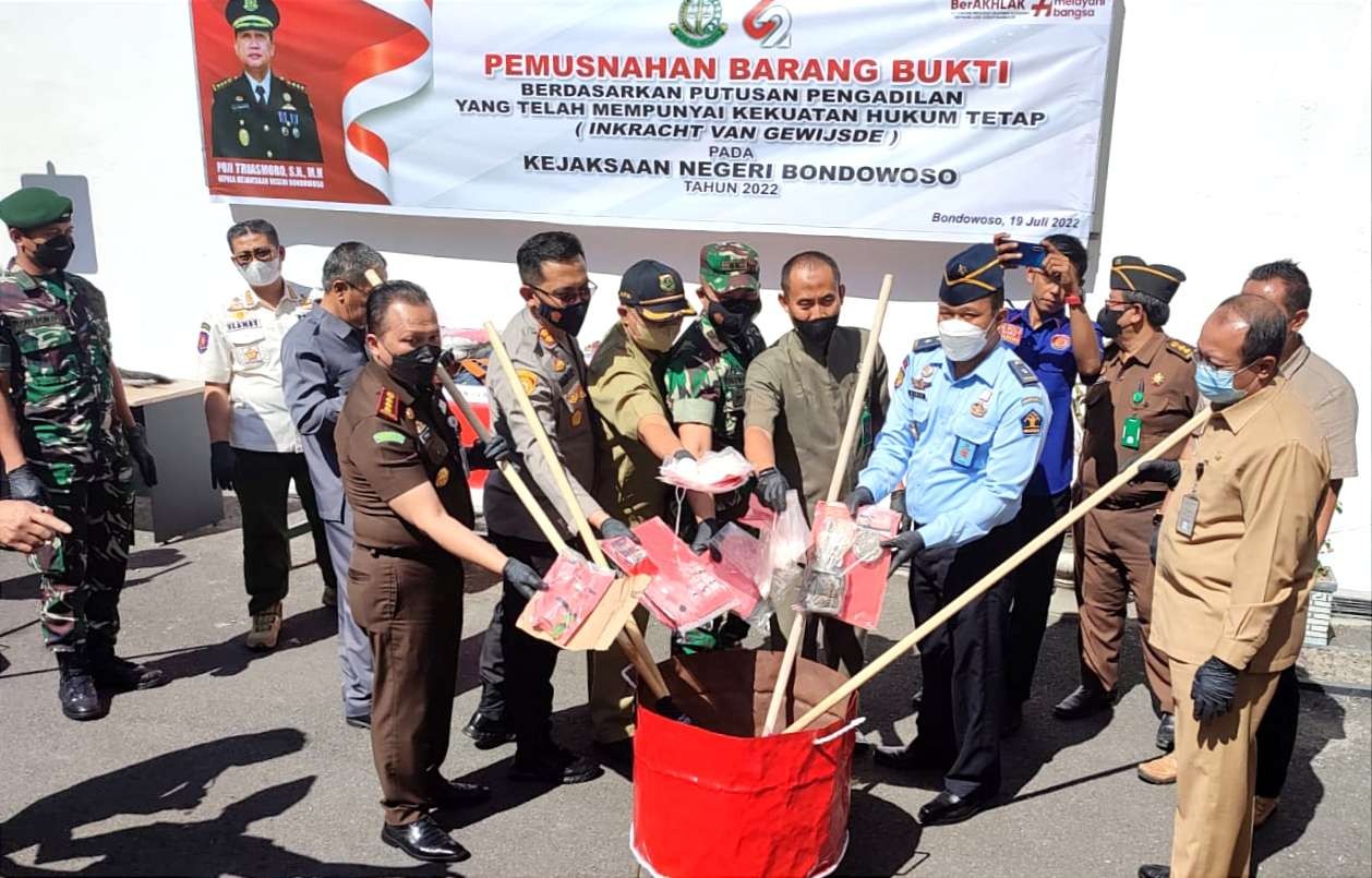 Barang bukti dari ratusan perkara pidana berkekuatan hukum tetap dimusnahkan di kantor Kejari Bondowoso, Selasa 19 Juli 2022.(Foto: Guido Saphan/Ngopibareng.id)