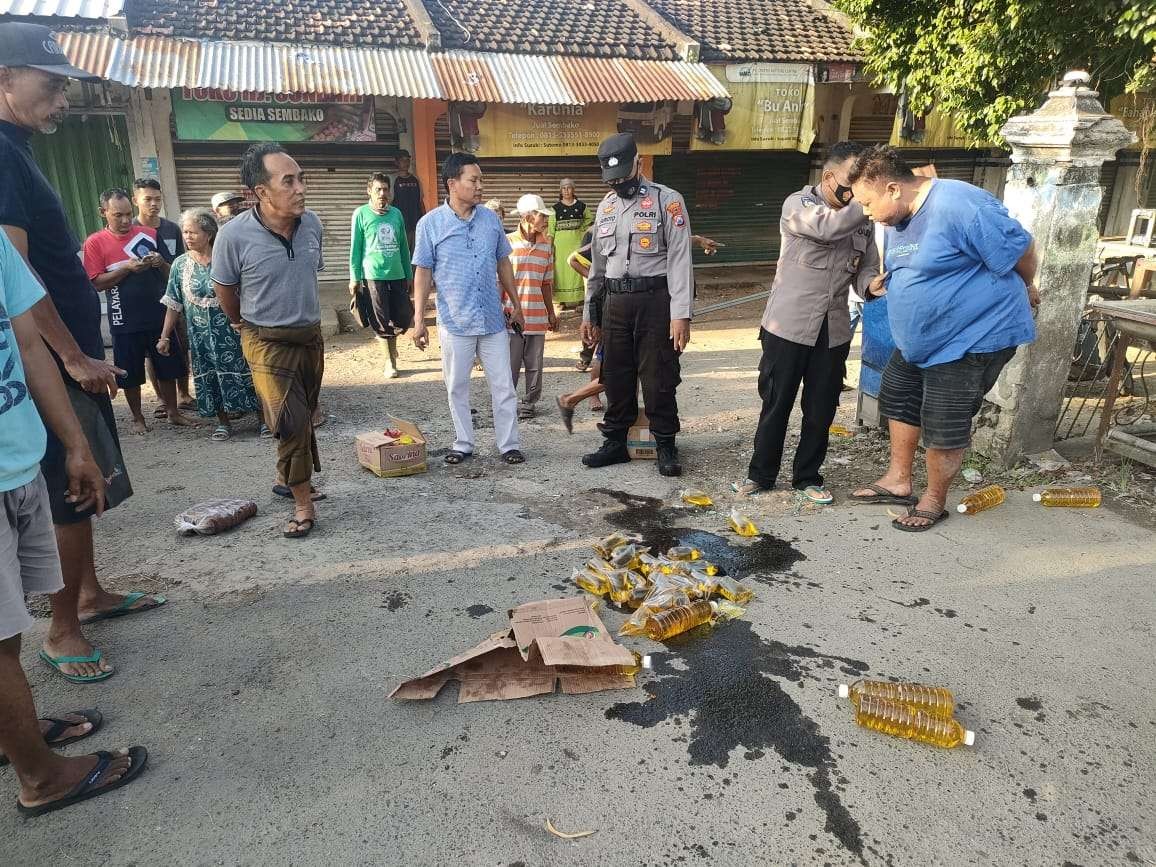 Anggota kepolisian dari Polsek Jenu mengamankan pelaku pencurian di toko sembako Pasar Samudra, Kecamatan Jenu, Tuban, Jawa Timur. (Foto: Dokumentasi Polsek Jenu)