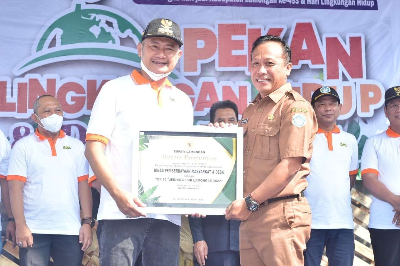 Bupati Lamongan Yuhronur Efendi saat menyerahkan piagam penghargaan kepada kepala OPD (Foto:Istimewa)