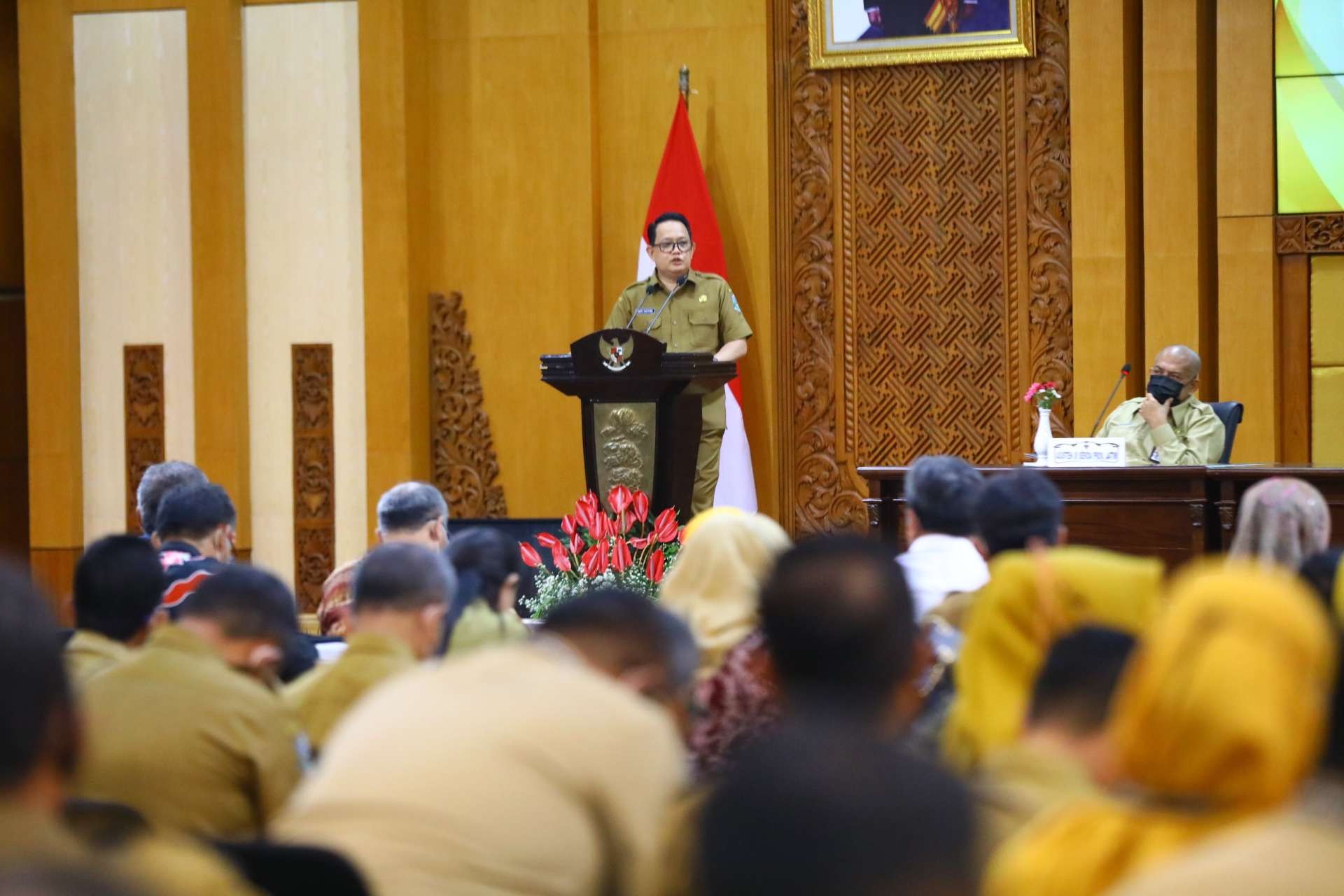 Sekdaprov Jatim, Adhy Karyono saat membuka rakor di Kantor Gubernur Jatim, Surabaya, Selasa 19 Juli 2022. (Foto: Fariz Yarbo/Ngopibareng.id)