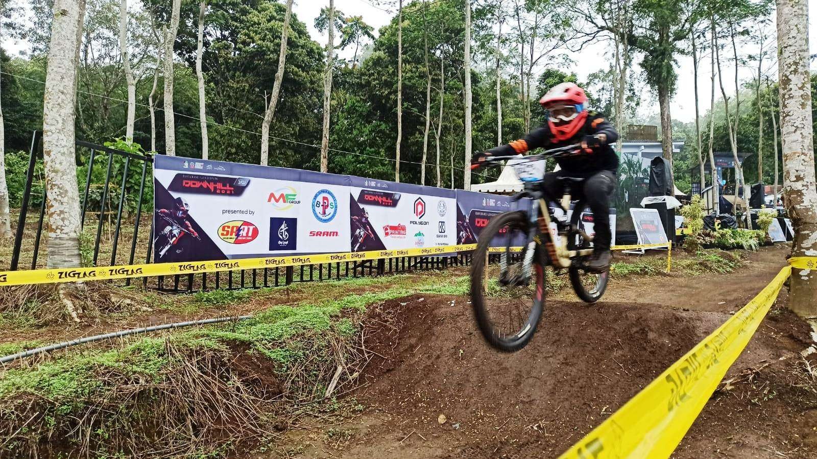 Salah seorang rider MTB bertanding di Gantasan Bike Park beberapa waktu lalu (foto: Muh Hujaini/Ngopibareng.id)