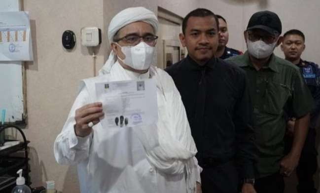 Mantan Imam Besar  FPI Rizieq Shihab memperlihatkan surat keterangan bebas bersyarat dari Dirjen Lembaga Pemasyarakatan Menkum HAM (Foto: Istimewa)