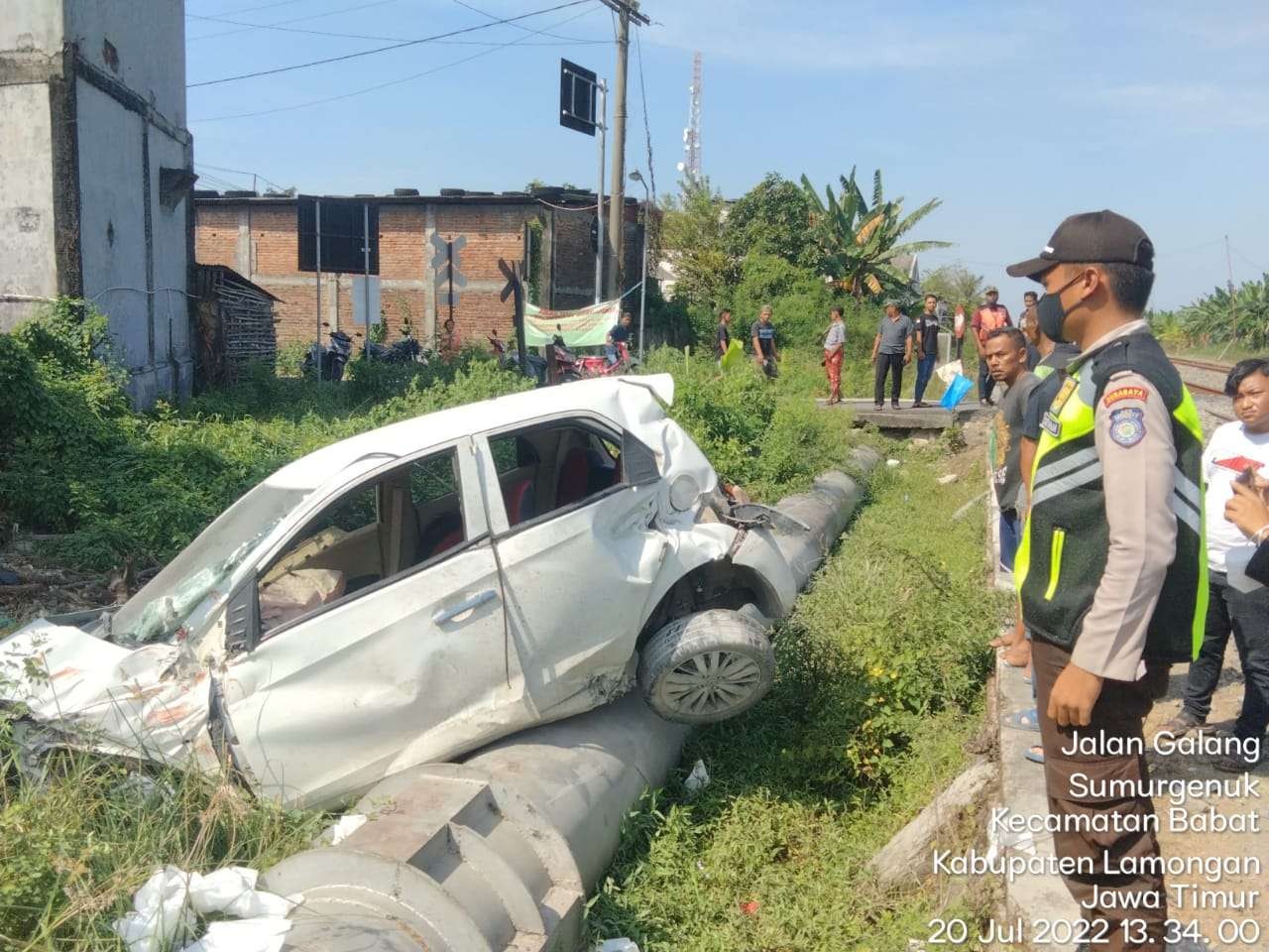 Sebuah mobil Honda Brio tertabrak kereta saat melintas di lintasan tanpa palang pintu di Lamongan. (Foto: Istimewa)