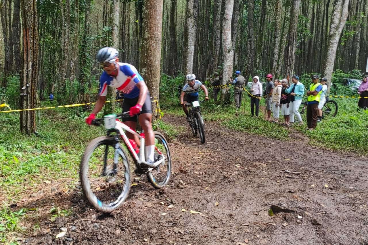 Muhammad Ihza meraih jersey merah putih nomor Cross Country Eliminator (XCE) Kejurnas Balap Sepeda di Banyuwangi (foto:istimewa)