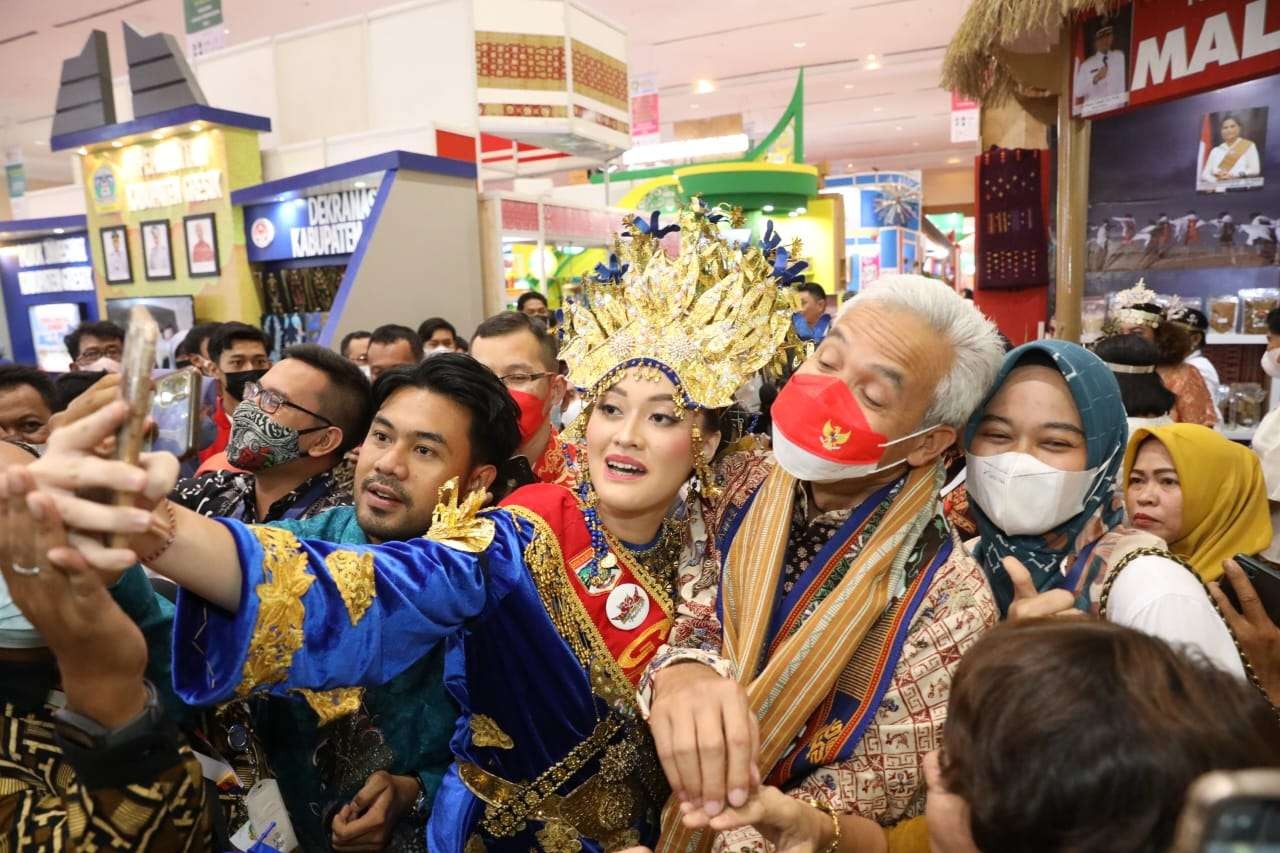 Gubernur Ganjar diserbu pengunjung pameran Apkasi untuk berswafoto. (Foto: Istimewa)