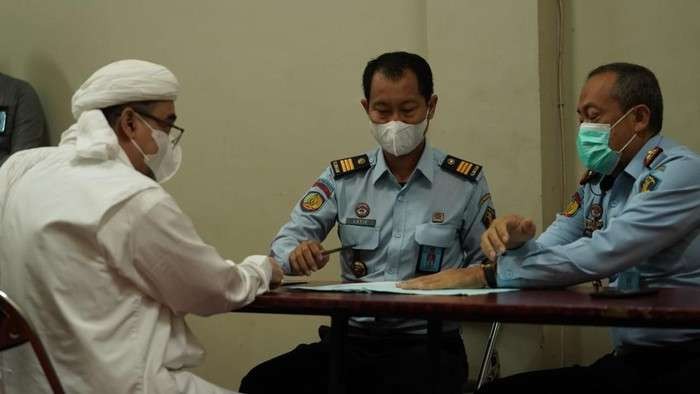 Rizieq Shihab merampungkan administrasi bebas bersyarat, dengan masa percobaan hingga 10 Juli 2024. (Foto: Dukumentasi Kemenkum HAM)