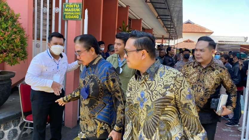 Tim Kuasa Hukum Terdakwa Kekerasan Seksual saat berada di Pengadilan Negeri Kota Malang (Foto: Lalu Theo/ngopibareng.id)