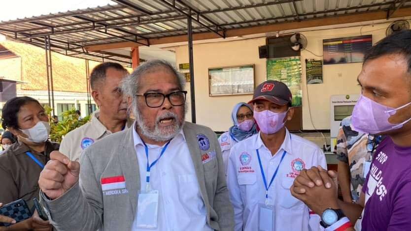 Ketua Komnas Perlindungan Anak, Arist Merdeka Sirait saat berada di Pengadilan Negeri Kota Malang (Foto: Lalu Theo/ngopibareng.id)