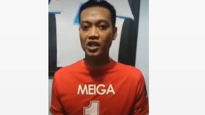 Potongan video kiper legenda Arema FC, Kurnia Meiga saat menyapa Aremania dan mantan rekan setimnya. (Foto: Instagram @aremafcofficial)