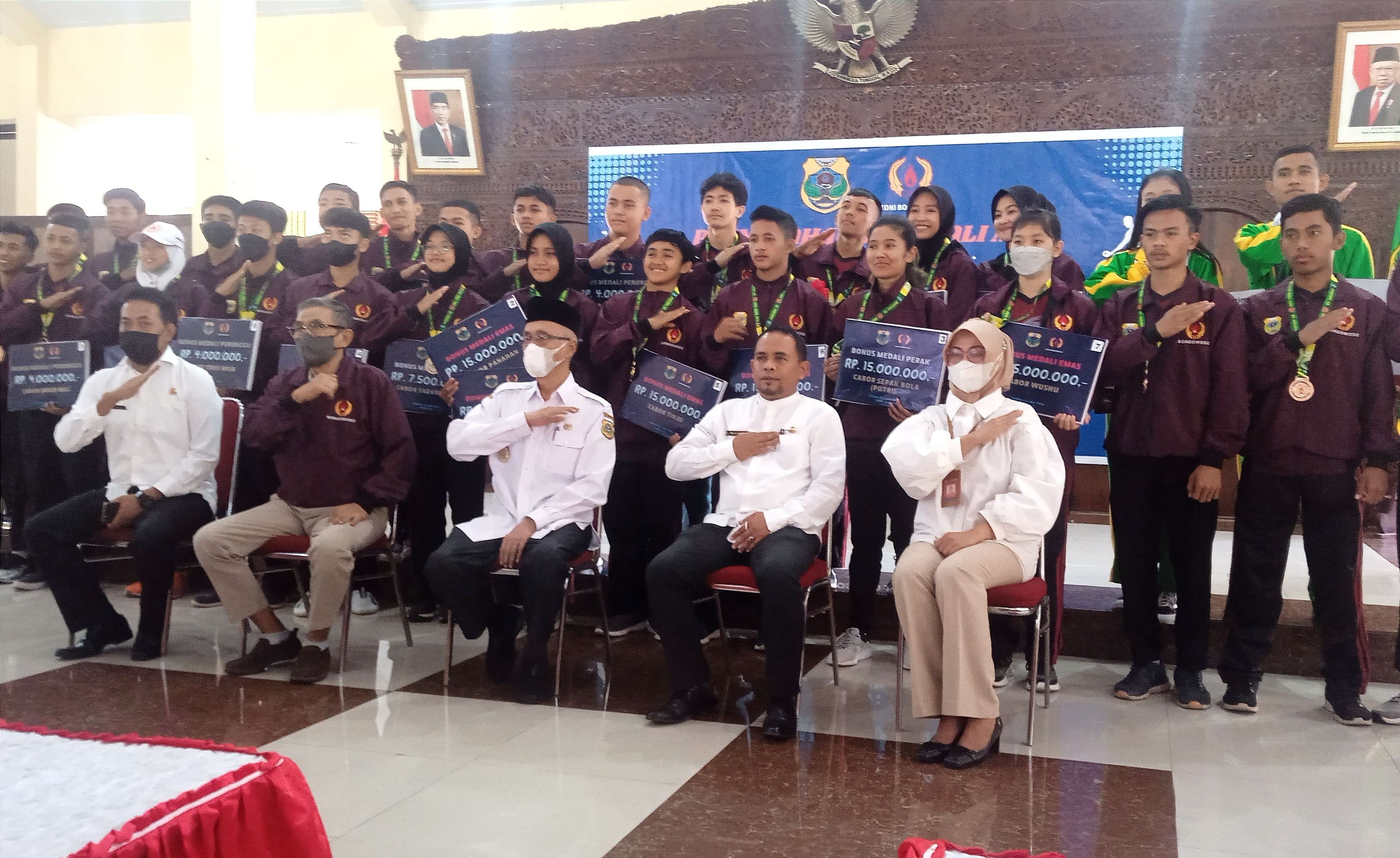 Para atlet petaih medali Porprov Jatim VII 2022 bersama Bupati Salwa Arifin di Pendapa Bupati Bondowoso. (Foto: Guido Saphan/Ngopibareng.id)