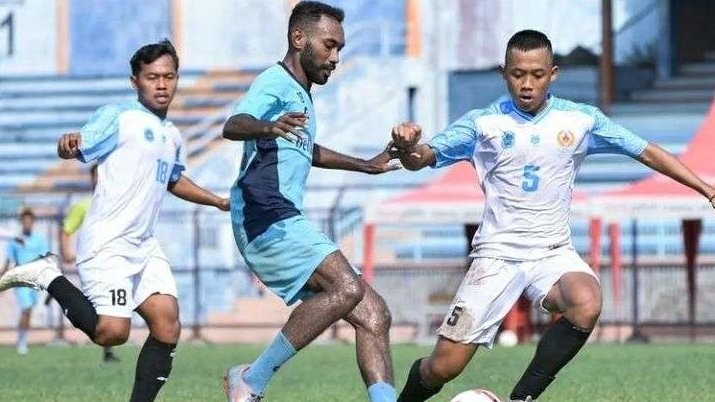 Persela saat latihan bersama dengan Tim Porprov Lamongan. (Foto: istimewa)