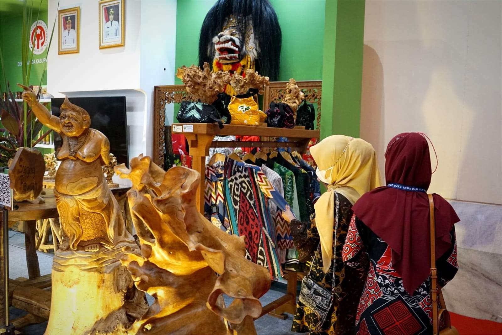 Produk yang ditampilkan, mulai kerajinan jati, kriya, batik, tekstil, aneka makanan kemasan, hingga yang paling khas adalah walang goreng Blora. (Foto: ist)