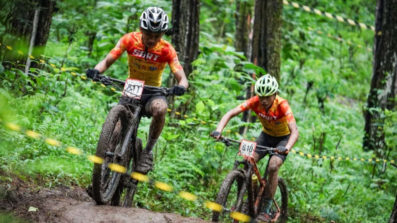 Para pembalap berjibaku di nomor XCO untuk menjadi jawara di sirkuit Agathis Forest track (foto: istimewa)