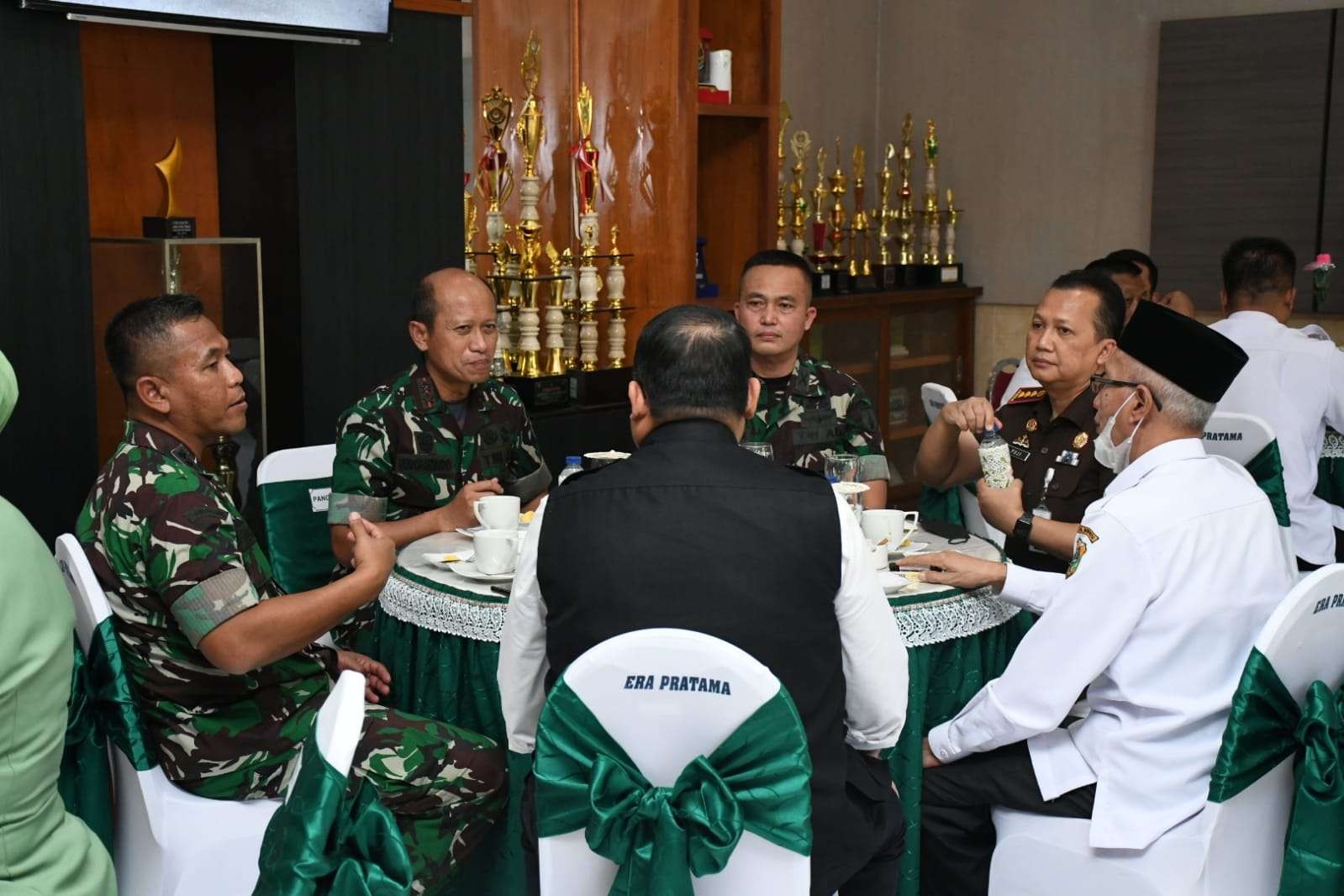 Pangdam V/Brawijaya Mayjen TNI Nurchahyanto (dua dari kiri) berbincang dengan Bupati dan Wabup Bondowoso, Dandim 0822, dan Kajari Bondowoso di Makodim 0822. Prajurit wajib hindari pelanggaran. (Foto: Guido Saphan/Ngopibareng.id)