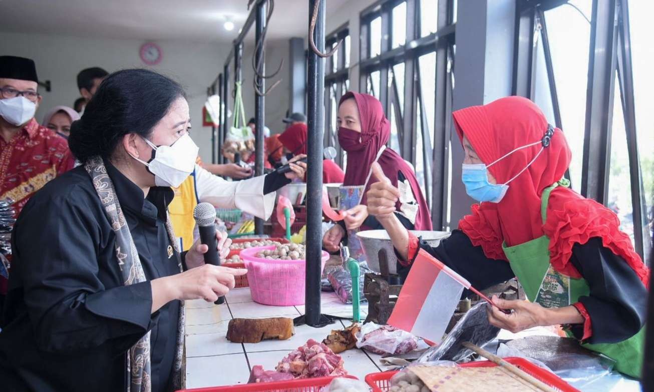 Ketua DPR RI Puan Maharani berdialog dengan beberapa pedagang di pasar tradisional terkait dengan harga kebutuhan pokok (Foto: Istimewa)