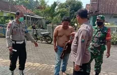 Tersangka saat diamankan polisi (Foto: Istimewa)