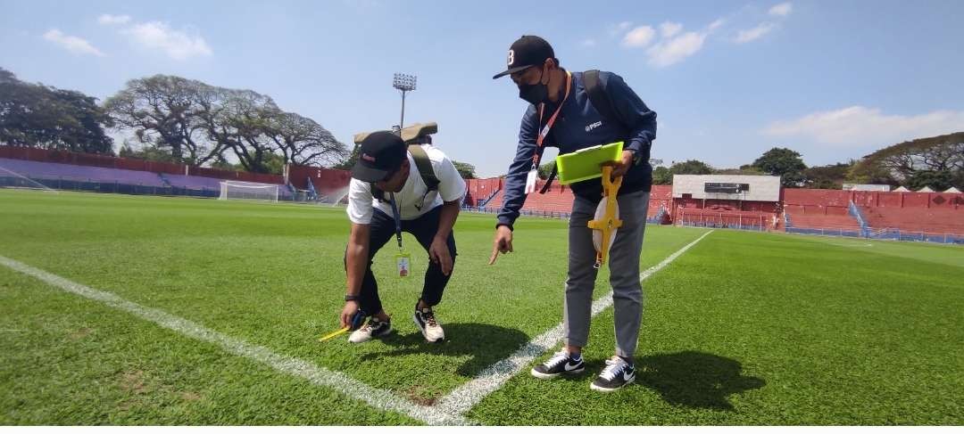 Tim verifikasi PT LIB tinjau kesiapan Stadion Brawijaya Kediri. (Foto: Fendhy Plesmana/Ngopibareng.id)