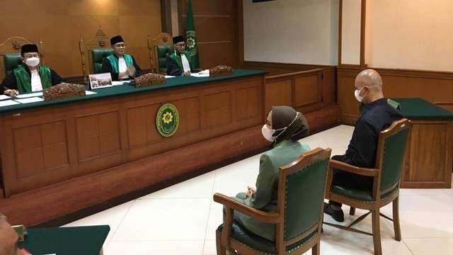 Pasangan Ahmad Dhani dan Mulan Jameela menjalani sidang permohonan asal usul anak di Pengadilan Agama Jakarta Selatan, Kamis 21 Juli 2022. Seperti diketahui, Dhani dan Mulan memiliki dua anak saat menikah siri sebelum sidang isbat di Pengadilan Agama Soreang, Bandung, pada 2020 silam. (Foto: Istimewa)