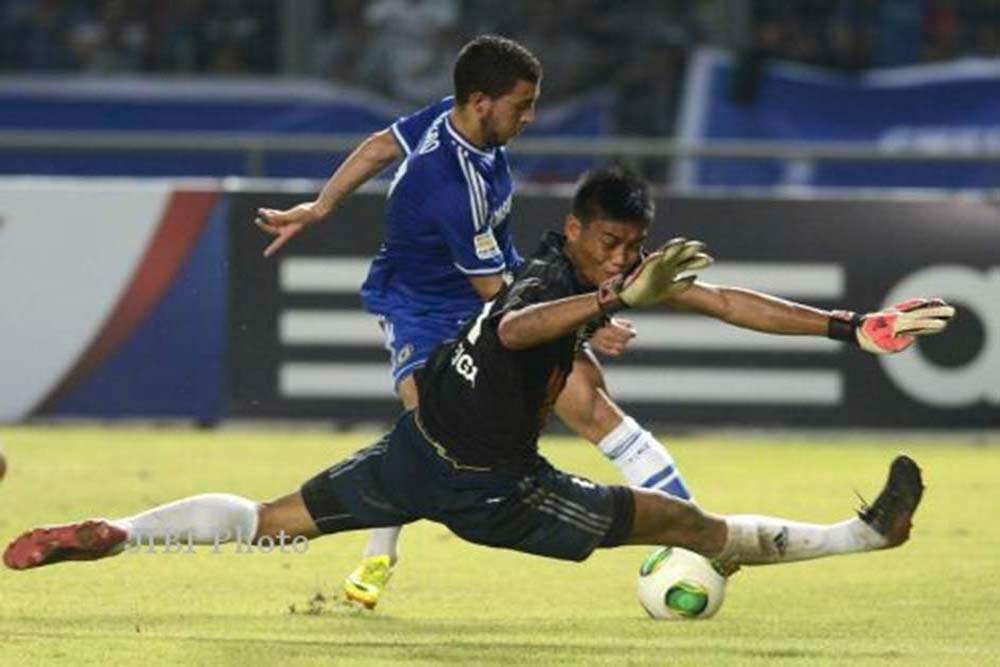 Mantan kiper tangguh Arema FC, Kurnia Meiga mendapat penghormatan dari manajemen Singo Edan dengan memensiunkan nomor punggung 1. (Foto: Istimewa)