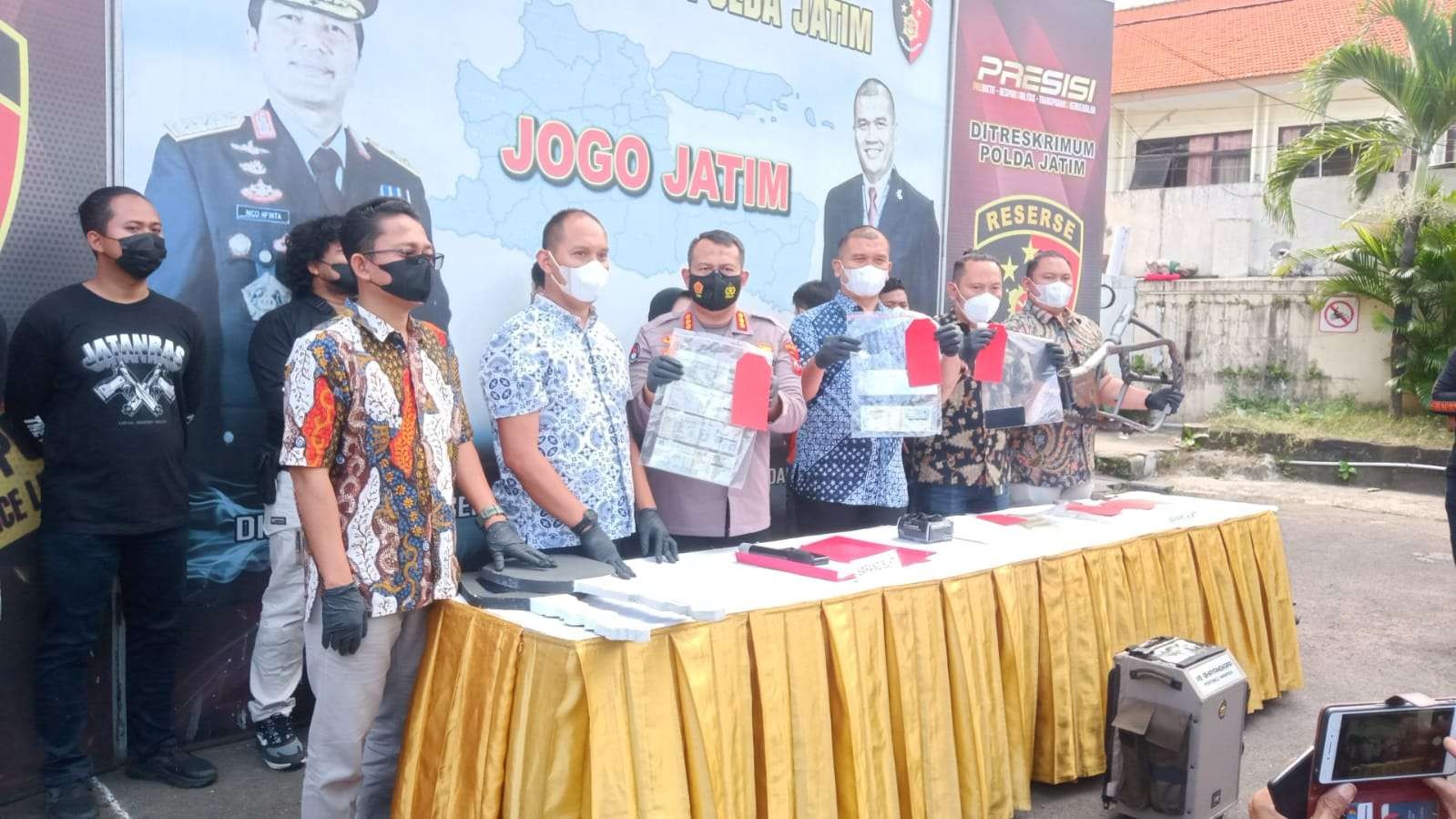 Aparat kepolisian menunjukkan barang bukti hasil ungkap sindikat Curanmor di Mapolda Jatim, Surabaya, Jumat 22 Juli 2022. (Foto: Istimewa)