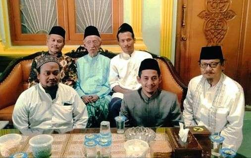 Di antara para ulama dan kaum santri saling menjaga tali silaturahmi