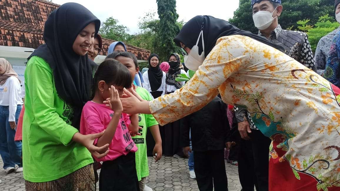 Bupati Banyuwangi Ipuk Fiestiandani berinteraksi dengan anak dalam peringatan Hari Anak Nasional  pagi ini (foto: Muh Hujaini/Ngopibareng.id)