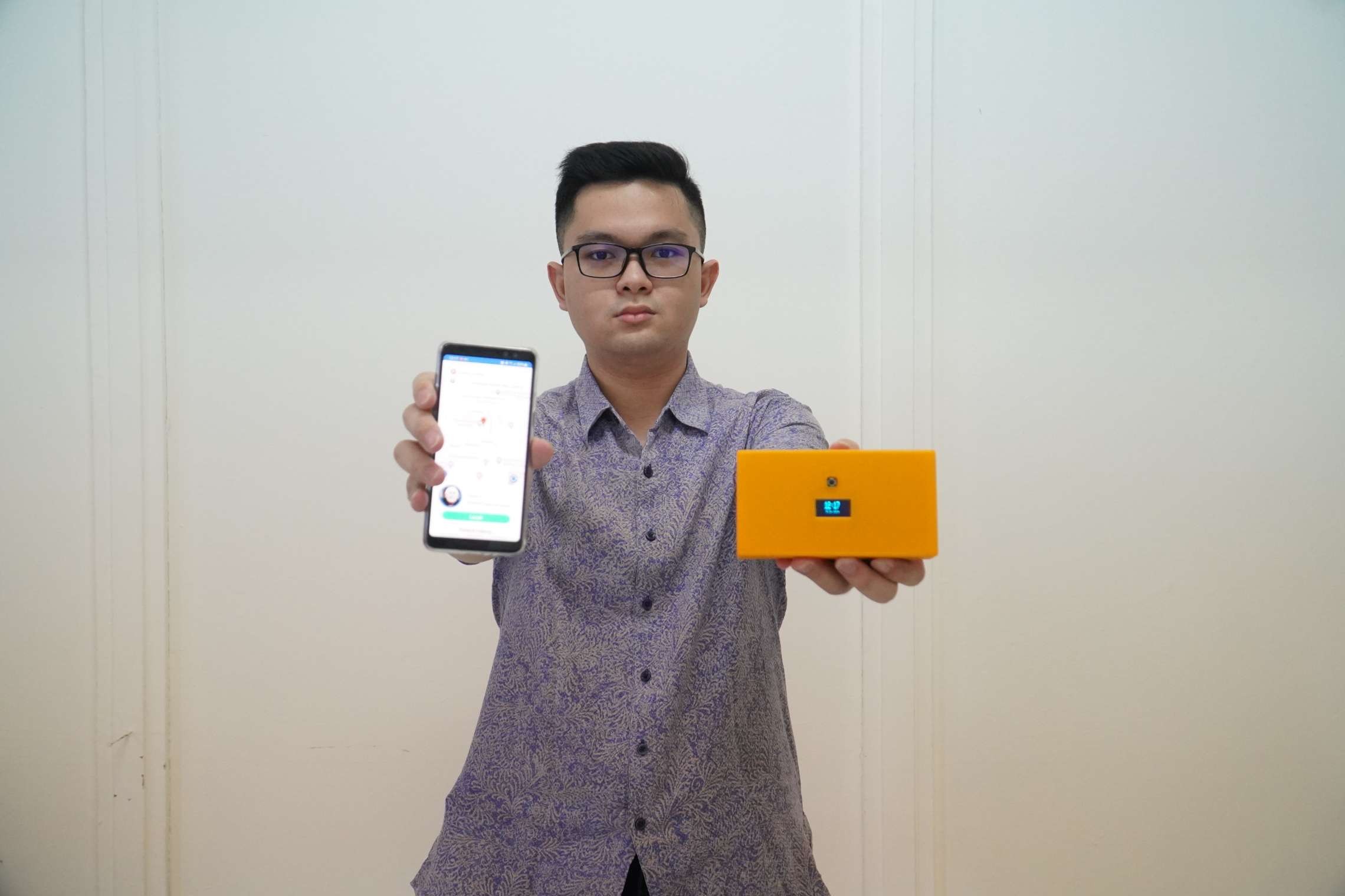 Sugiarto Wibowo saat menunjukkan alat menggunakan Wearable Device bagi Pasien Alzheimer. (Foto: Istimewa)