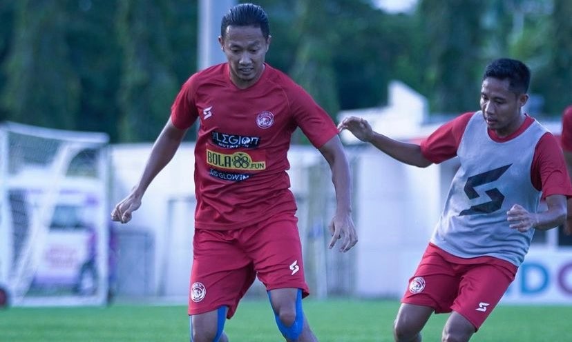 Pemain Arema FC saat menjalani sesi latihan di Stadion Segiri, Samarinda. (Instagram:@aremafcofficial)