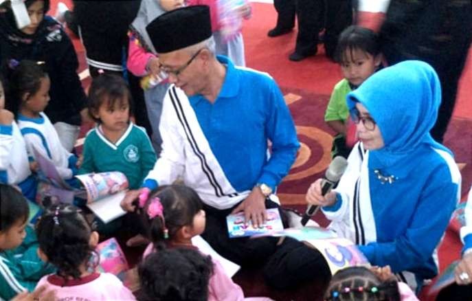 Bupati Bondowoso KH Salwa Arifin meminta penghargaan Kabupaten Layak Anak Madya semakin melindungi dan memenuhi hal anak di Bondowoso. (Foto: Guido Saphan/Ngopibareng.id)