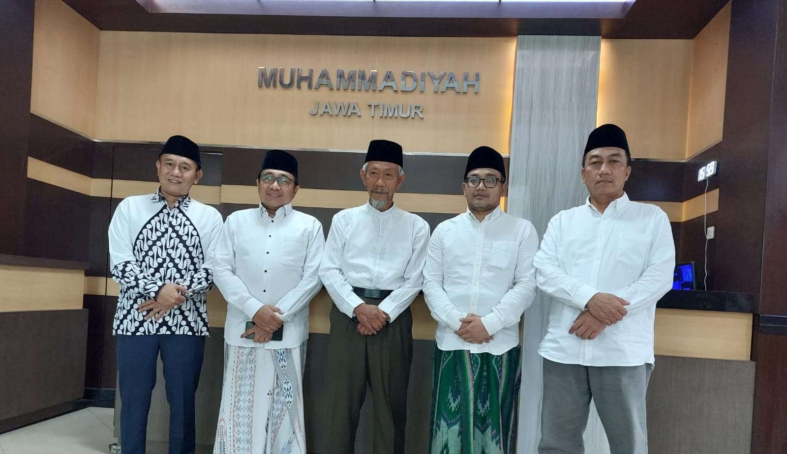 Ketua Panitia 1 Abad NU, KH Abdus Salam Shohib bersama Jajaran PWNU Jawa Timur, bersilaturahmi ke PW Muhammadiyah Jawa Timur, kawasan Kertomenanggal Surabaya, Jumat 22 Juli 2022. Diiterima langsung Ketua PW Muhammadiyah Jawa Timur, KH Saad Ibrahim. Tampak juga Dr Hasan Ubaidillah (Wakil Sekretaris PWNU), Ir H M Amin Mujib dan H Rasidi (keduanya Wakil Bendahara PWNU). (Foto:Istimewa)