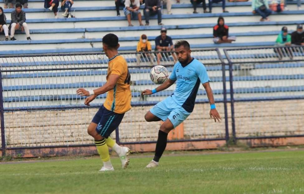 Pemain Persela Lamongan, Zulhan Zamrun saat melawan Gresik United pada pertandingan uji coba di Stadion Surajaya Lamongan. (Foto: Istimewa)