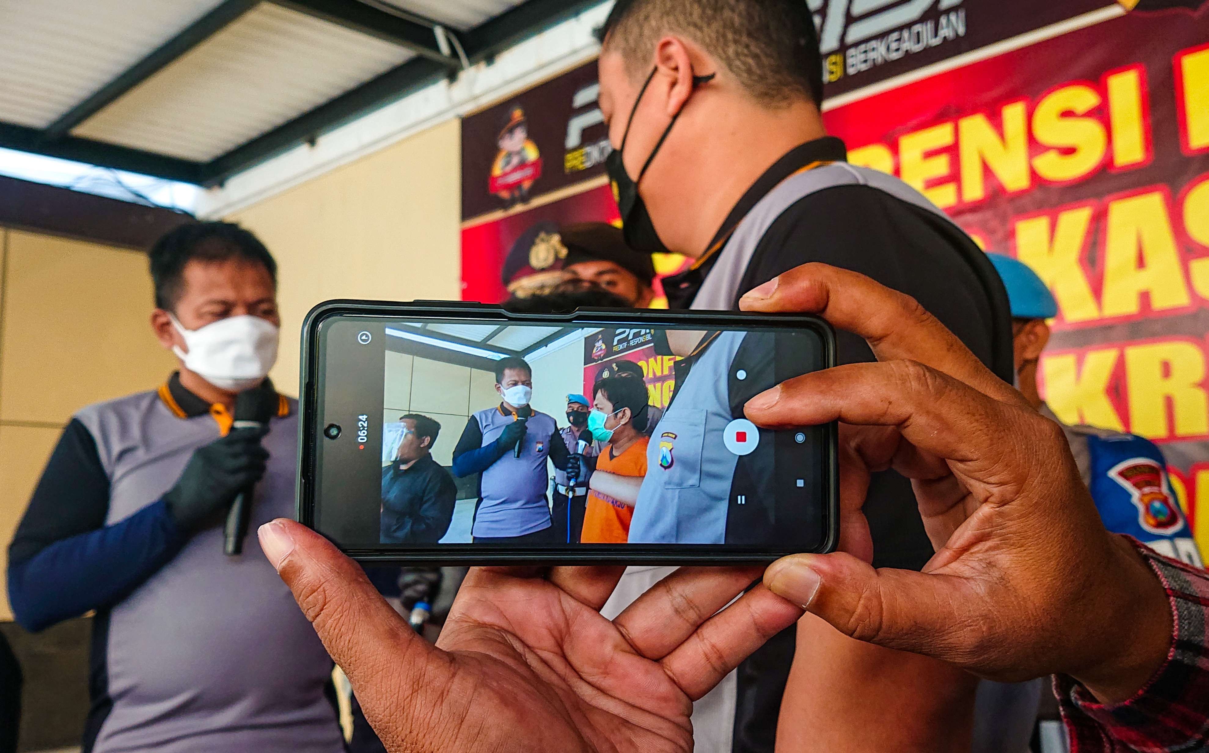 Kapolresta Sidoarjo sedang menginterogasi tersangka di depan awak media (foto :Aini/Ngopibareng.id)