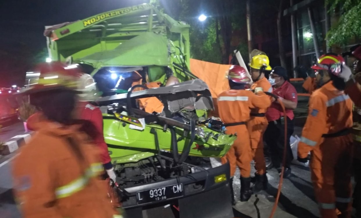 Kondisi truk yang ringsek usai tabrakan di depan Pasar Kapas Krampung (Foto: Call Center 112)