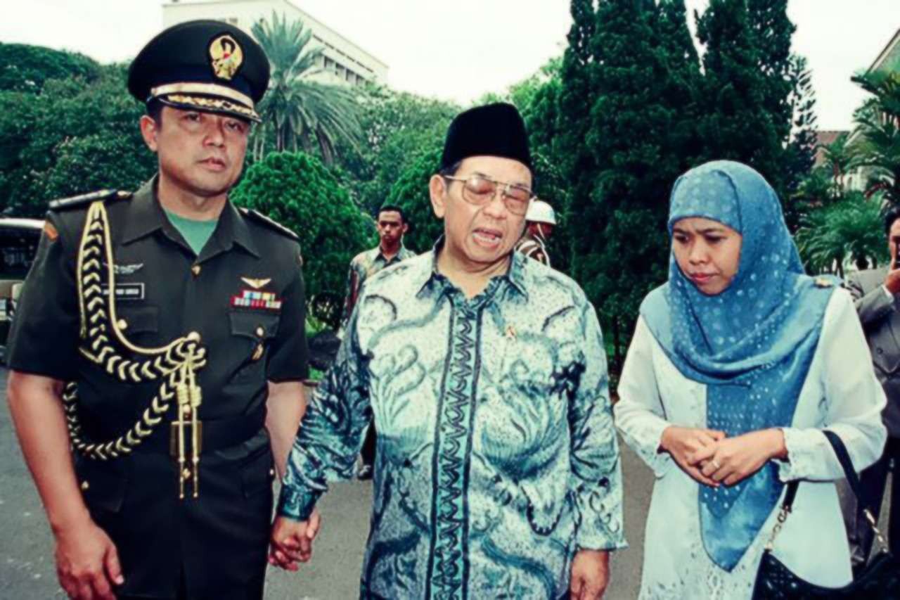 Khofifah dan Gus Dur, saat Sidang Istimewa MPR 2001. (Foto: akun Istagram KIP)