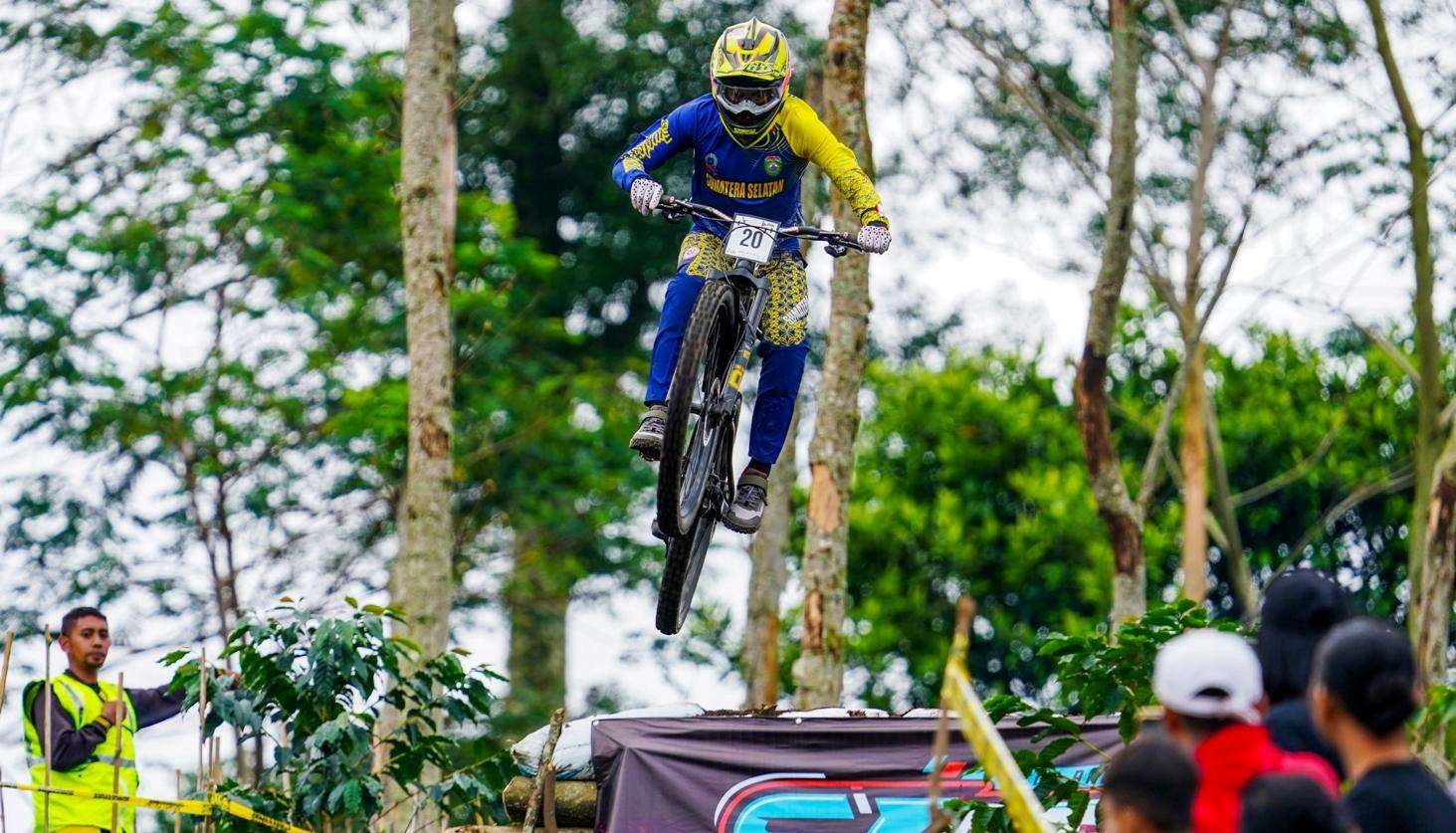 Pembalap Downhill berlomba di Gantasan Bike Parkm Banyuwangi dalam Kejurnas Balap Sepeda INC 2022. Medali Emas Men Elite Downhill diraik Jawa Timur, Women Elite milik Jawa Barat. (Foto: Istimewa)