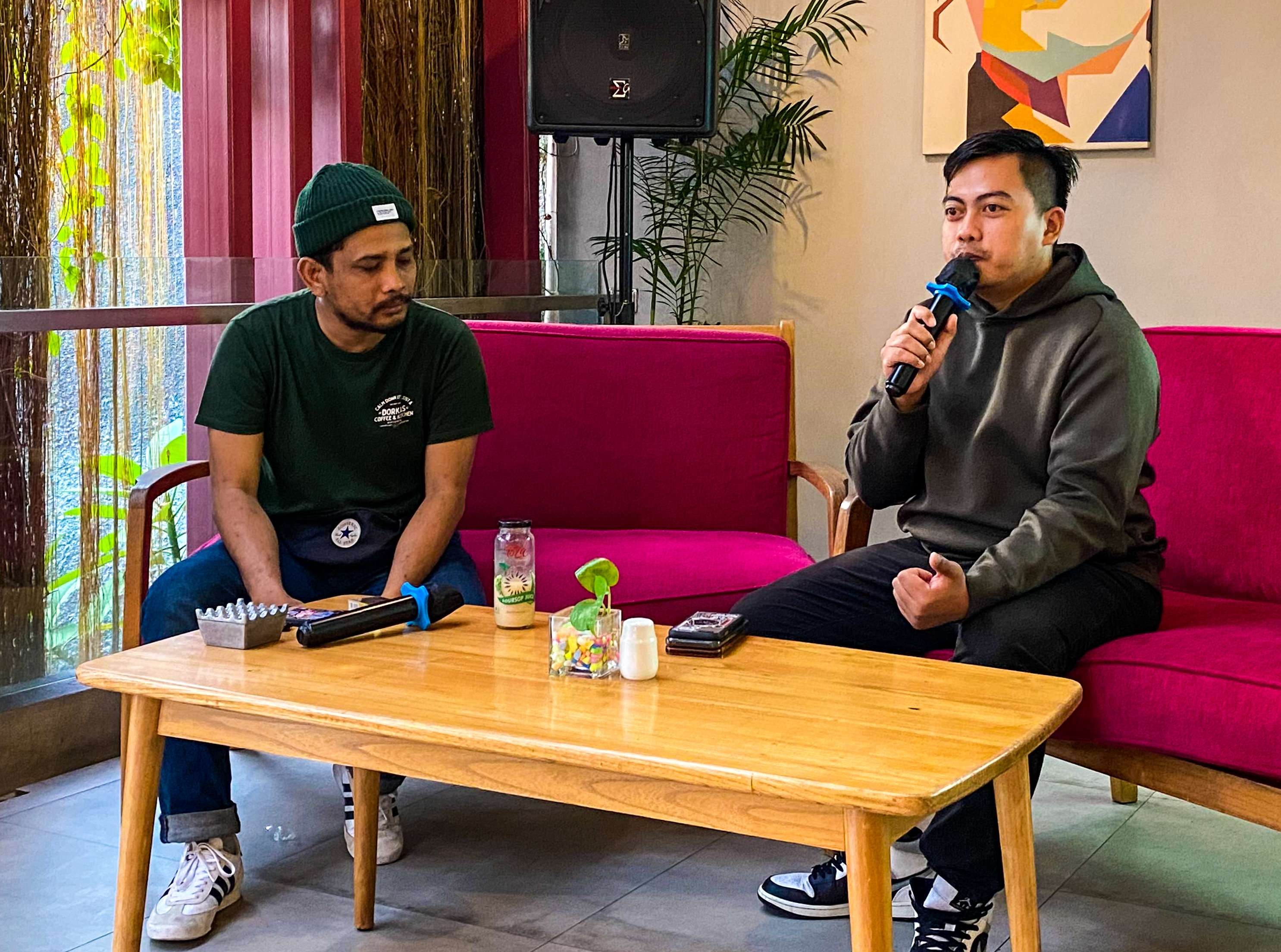 Leo Rizky (kiri) bersama Fahmi adimara (kanan) saat memberikan pemaparan (foto : Aini/Ngopibareng.id)