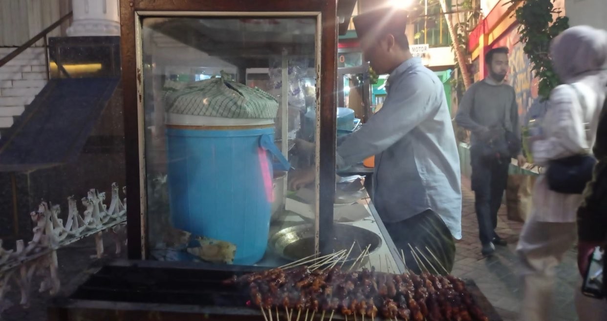 Penjual sate di Jalan Tunjungan dapat rezeki dari kegiatan Tunjungan Fashion Week, Minggu 24 Juli 2022. (Foto: Andhi Dwi/Ngopibareng.id)