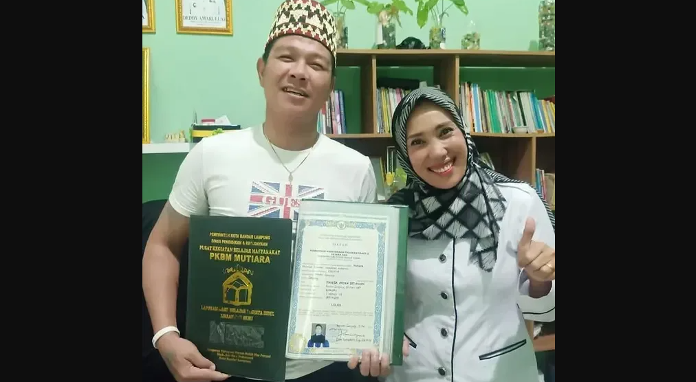 Andika Kangen Band pamer ijazah Paket C atau setara SMA di usia 39 tahun. (Foto: Instagram)