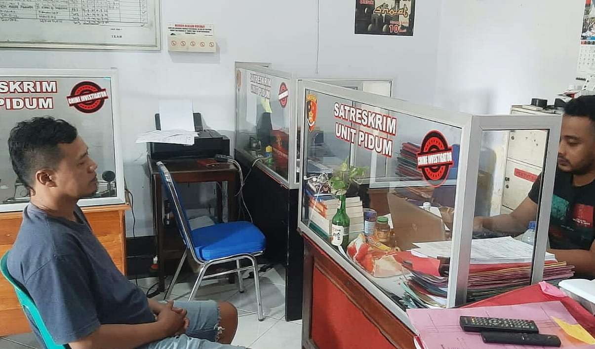 Warga Bondowoso penjual nomor judi togel di depan toko  diperiksa penyidik Satreskrim Polres setempat. (foto:guido saphan/ngopibareng.id)