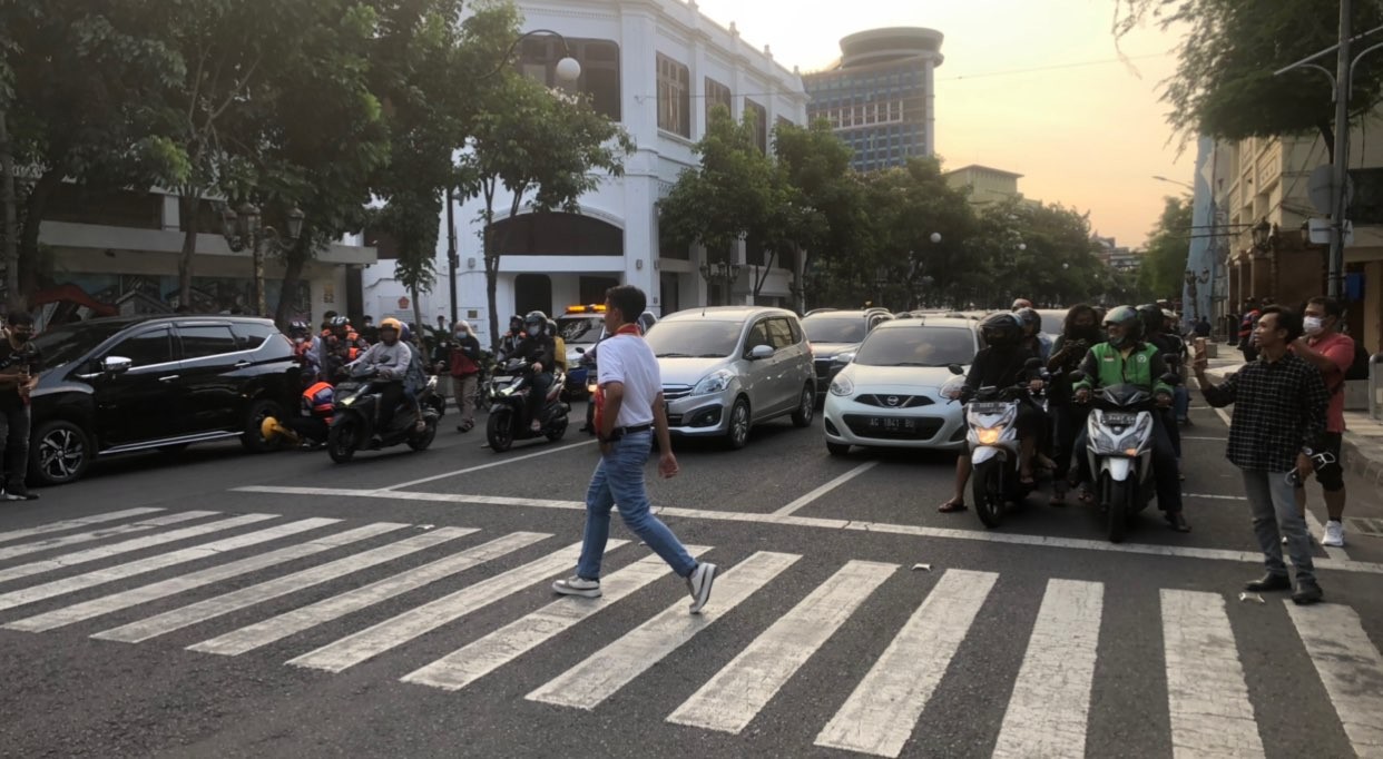 Salah satu pemuda yang ikut Tunjungan Fashion Week, Minggu 24 Juli 2022. (Foto: Andhi Dwi/Ngopibareng.id)