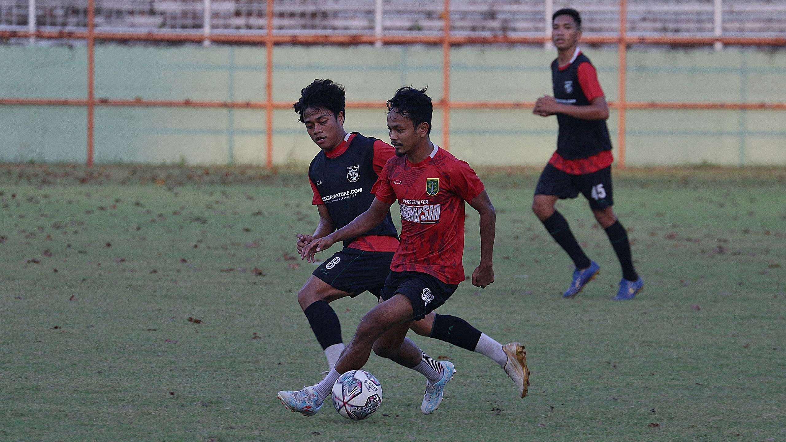 Pemain Persebaya saat menjalani latihan di Surabaya. Dalam laga perdana lawan Persikabo 1973, Senin 25 Juli 2022, Persebaya lebih diunggulkan secara statistik.(Foto: Fariz Yarbo/Ngopibareng.id)