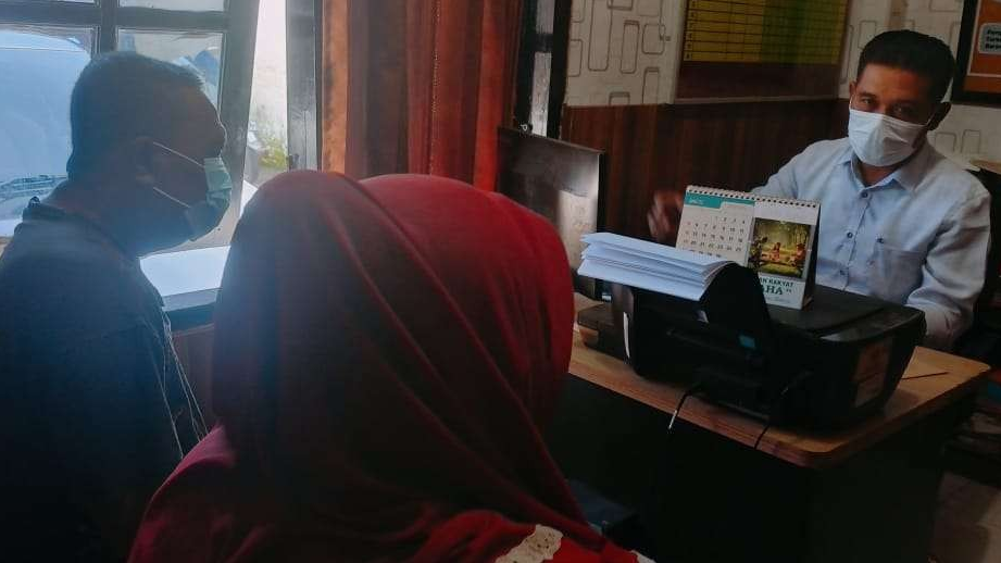 Suami dan istri yang diduga berbelanja pakai uang palsu sedang diperiksa penyidik (Foto: Istimewa)