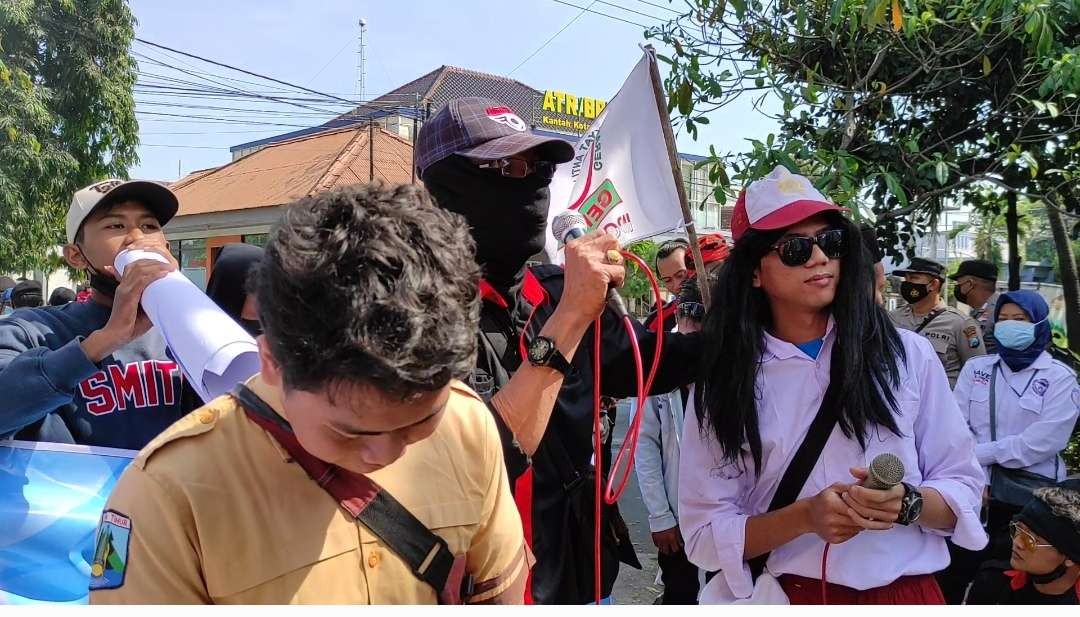 Demo massa gabungan aliansi LSM berorasi dan menggelar aksi treatikal soal nasib seorang pelajar yang menjadi korban kasus pelecehan seksual. (Foto: Fendhy Plesmana/Ngopibareng.id)